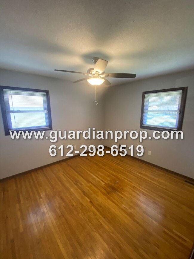 Building Photo - House Available September 1 in Mounds View...