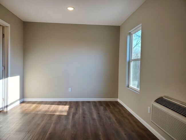 Building Photo - 2 bed, 1.5 bath Townhouse