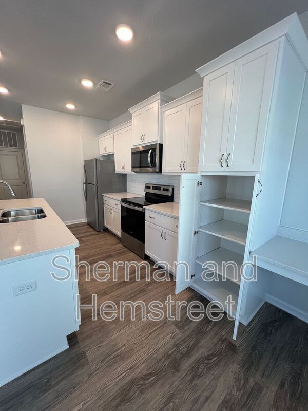 Building Photo - 2046 Lotus Dr