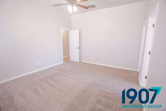 Building Photo - Spacious and modern home in the highly sou...