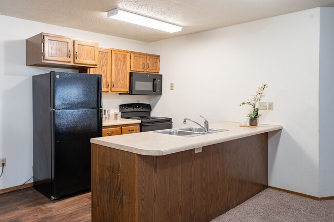 Fargo, ND Cedars 4 Apartments | 21B | Kitchen - Cedars 4