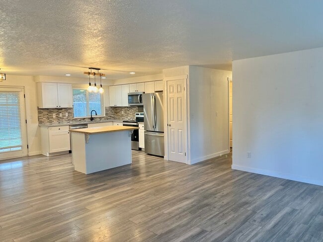 Building Photo - AVAILABLE NOW! 3BD 1.75 BATH SINGLE STORY HOME LARGE CORNER LOT