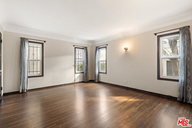 Building Photo - 1146 S Hayworth Ave