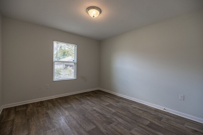 Building Photo - Beautiful 4-bedroom, 2-bath in a Foley nei...