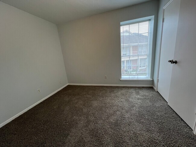 Building Photo - 11500 Meadow Ln