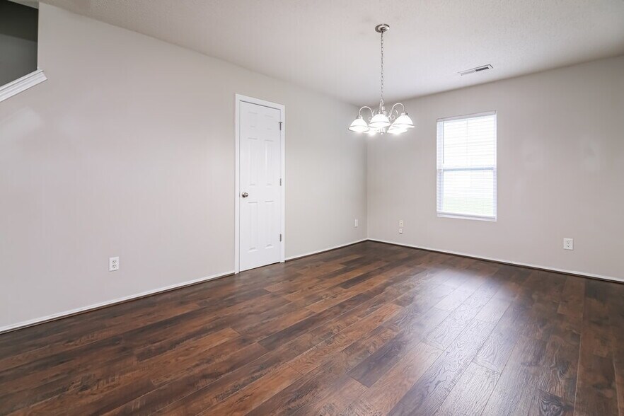 Building Photo - 3032 Van Dorn Rd
