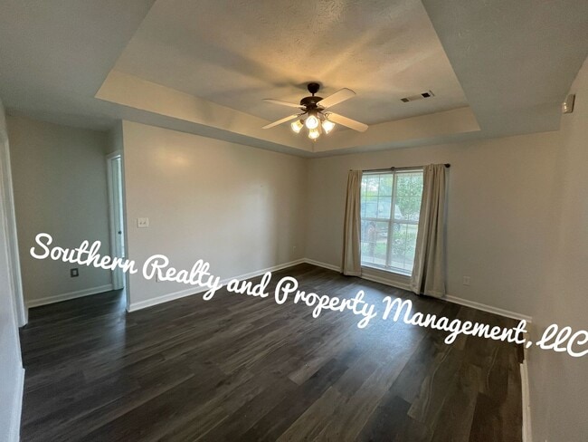 Building Photo - Make this your home!