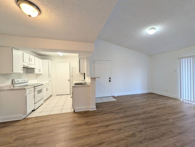 Building Photo - Bright 1BR/1BA Condo – Convenient Kendall Location