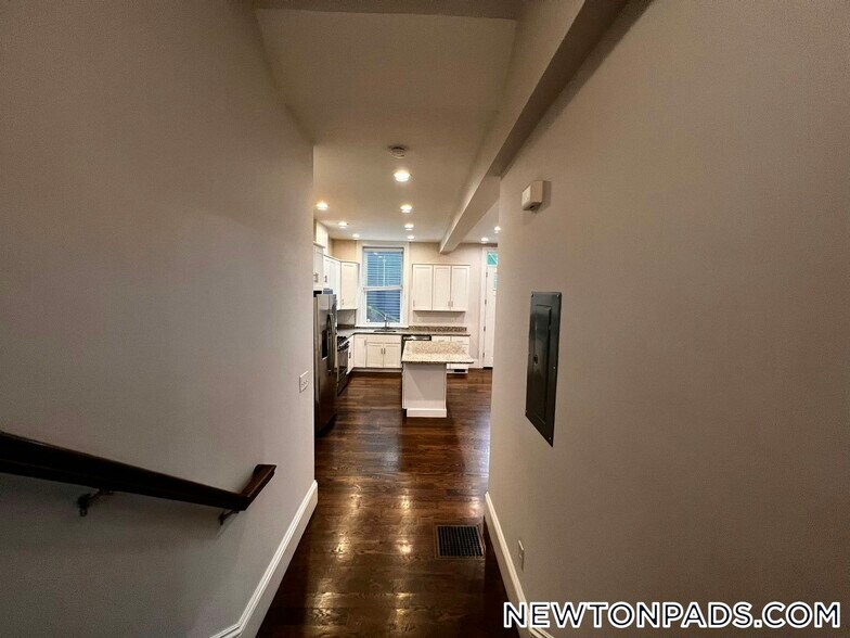 Building Photo - 2044 Beacon St