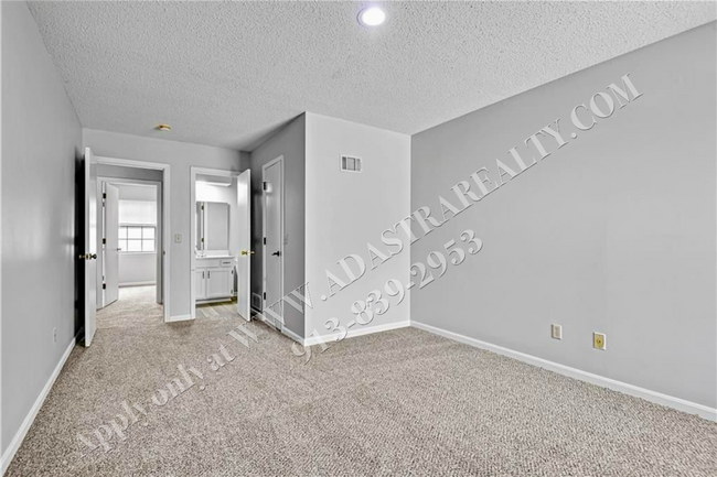 Building Photo - 3 Bed 1.5 Bath Duplex in Blue Valley Schoo...