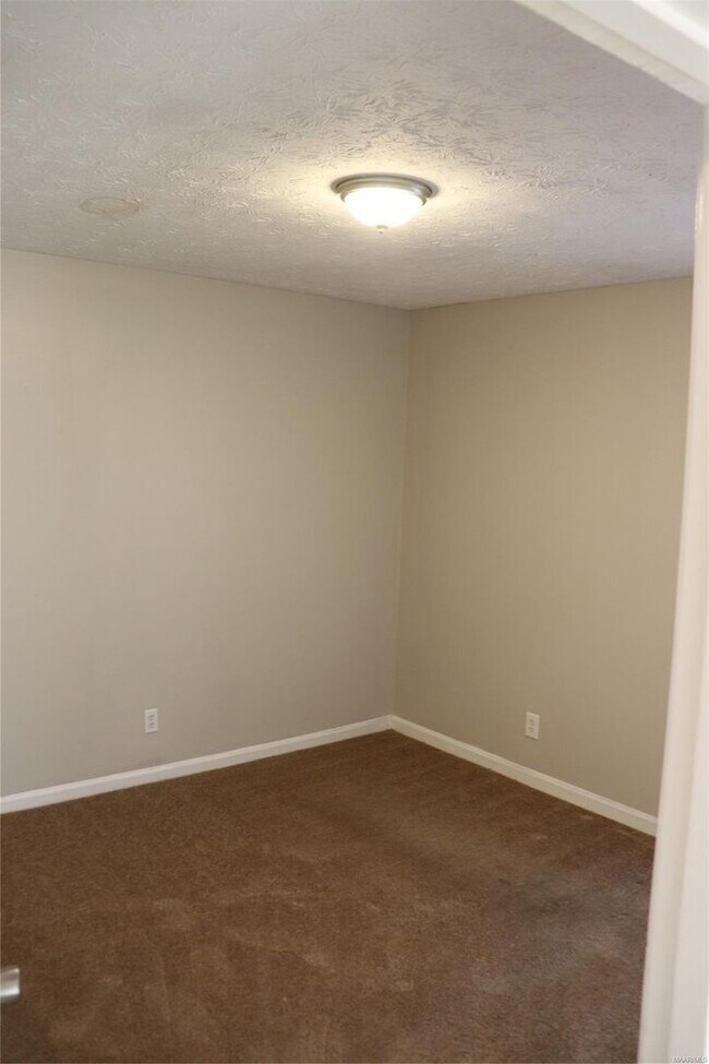 Building Photo - 760 N Burbank Dr