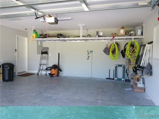Building Photo - 1381 N Spend a Buck Dr