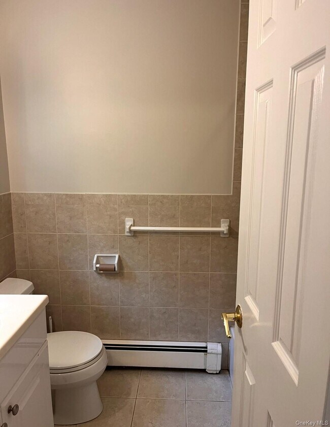 Building Photo - 5 Maplewood Rd