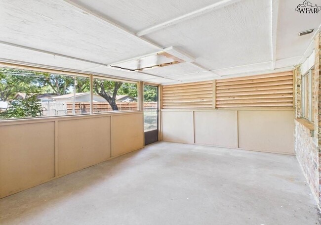 Building Photo - 5120 Parklane Dr