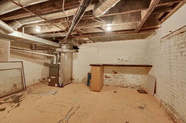 Building Photo - $2,295.00 - 3 Bedrooms, 1.5 Bathroom, Town...