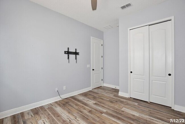 Building Photo - Gorgeous 3/2 Spacious Home with a Fenced Backyard and a Detached 2 Car Garage in the Desirable La...