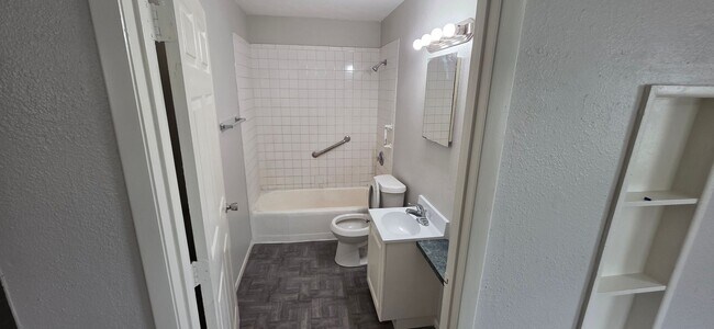 Building Photo - Move In Special - half off first months rent 3 Bedroom Sarasota Home