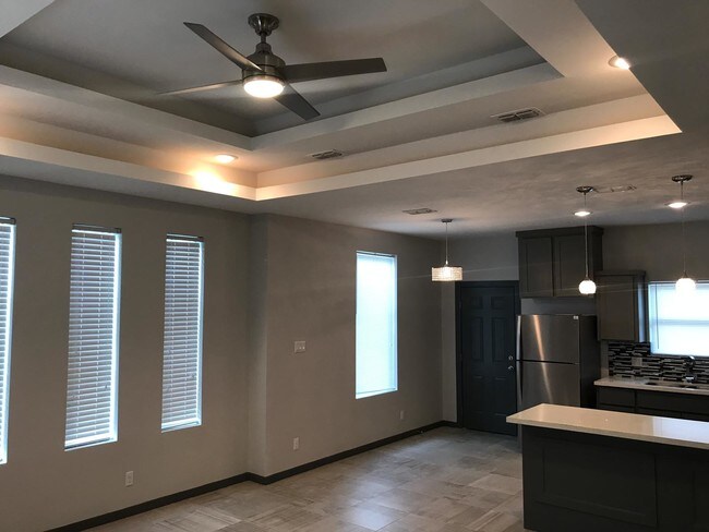 Building Photo - 904 E la Cantera Ave