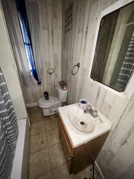 Building Photo - 5617 Warren Ave