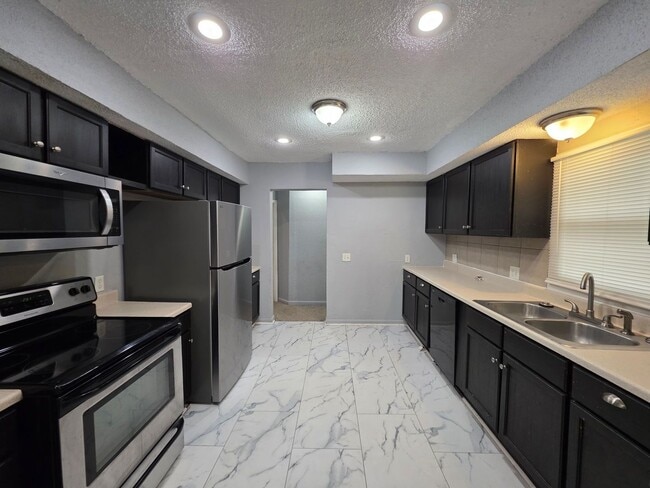 Building Photo - 3 Bedroom Home Near Zoo & Parks!