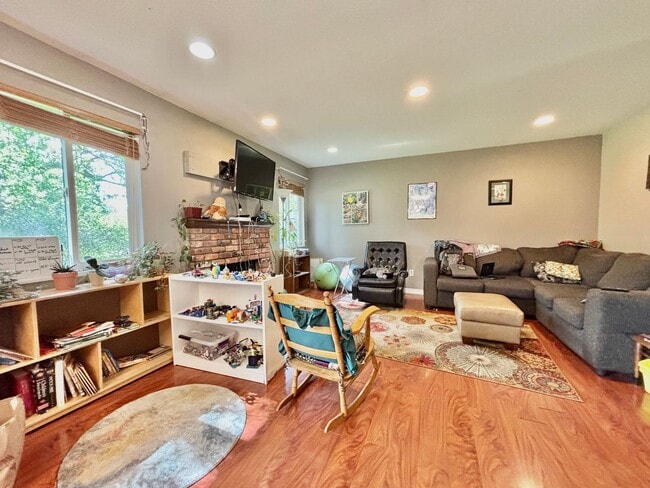 Building Photo - 3 bed, 2.5 Bath House in Central-West Fort Collins! Available July 10th!