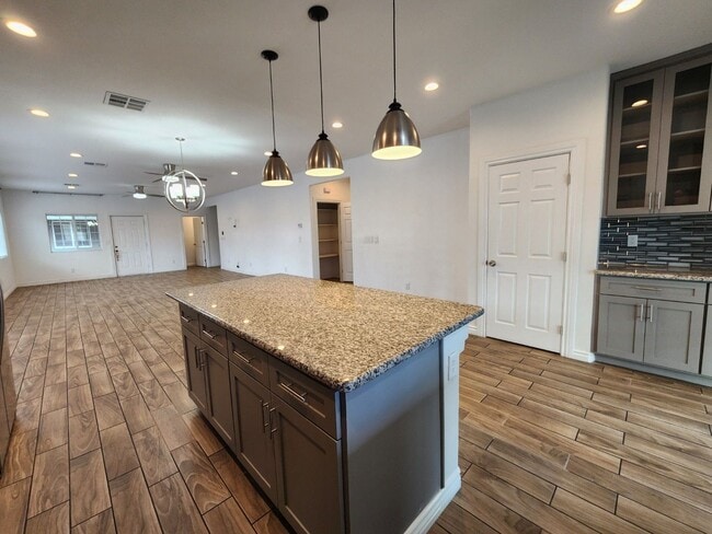 Building Photo - Single Story with Casita