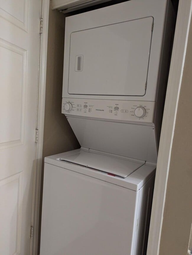 Building Photo - Clean, spacious renovated 1x1 with balconet & washer/dryer