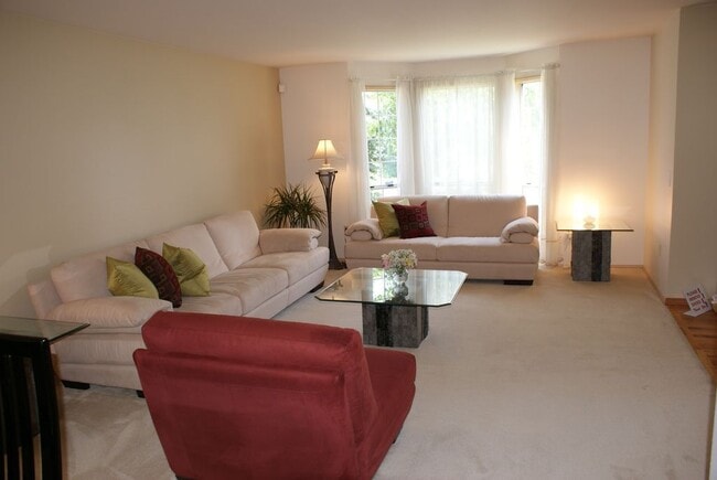 Building Photo - Spacious Home Perched on Corner Lot of Quiet Cul-de-sac!