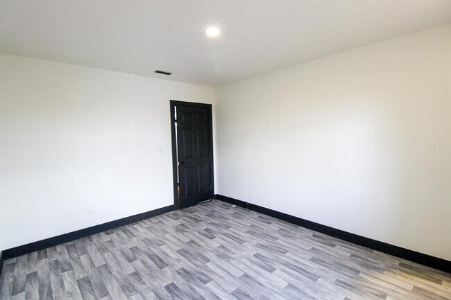 Building Photo - 8102 N U.S. Hwy 183