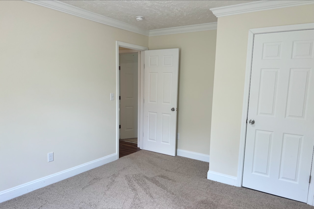 Building Photo - 1585 Country Club Dr