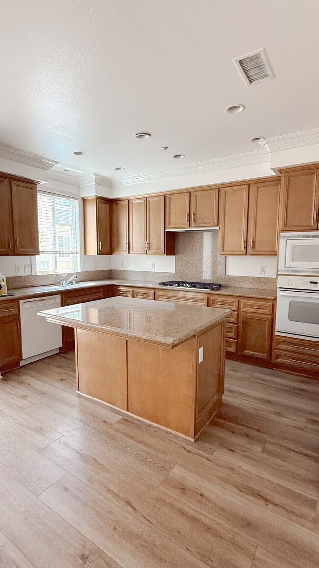 Building Photo - 5 Bluefin Ct