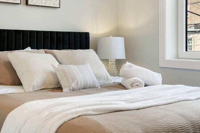 Building Photo - 2344 W Polk St