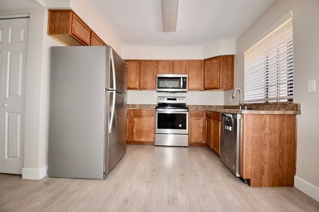 Building Photo - Beautiful 2 bed 2.5 bath Townhouse in Mesa!