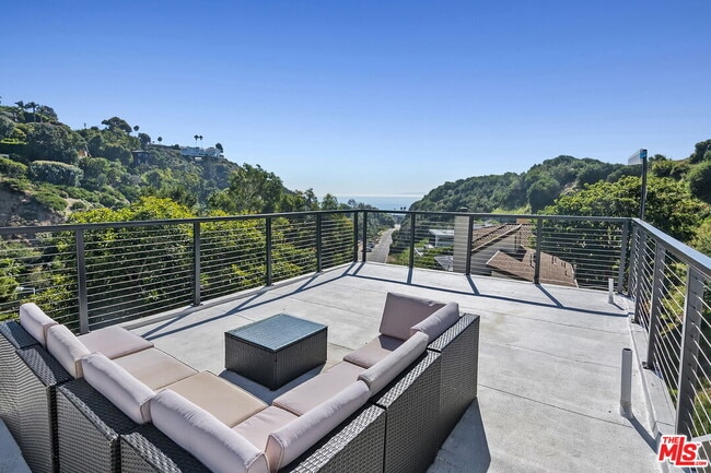 Building Photo - 3843 Rambla Pacifico St