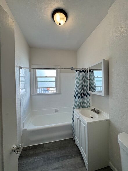 Building Photo - 4915 San Vicente Blvd