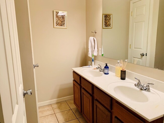 Building Photo - 2 Bedroom Home on Pius St Available April 1- Parking included.  Central Air.  Washer and Dryer.