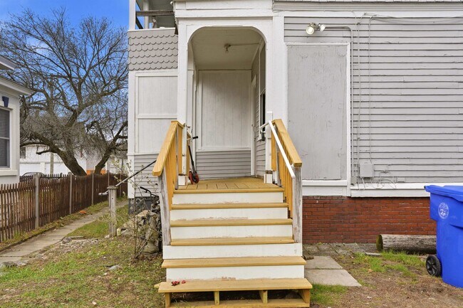Building Photo - 747 Union St