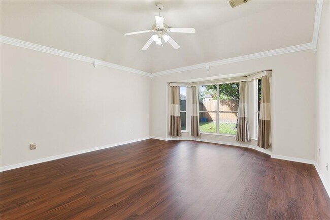 Building Photo - 10115 Willow Crossing Dr