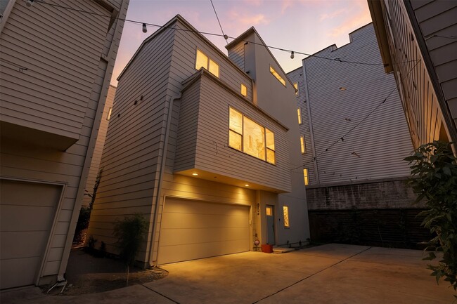 Building Photo - 4704 Crawford St