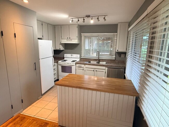 Building Photo - 5561 Court F