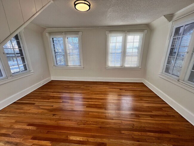 Building Photo - 3-Bedroom Home with Bonus Library/Office Near Local Attractions!