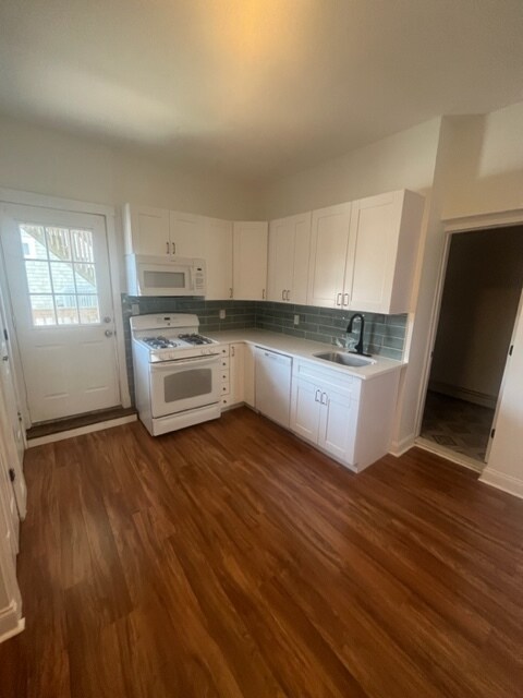 Quartz countertops - 24 Center St