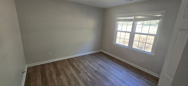 Building Photo - Great clean one level condo convenient to ...