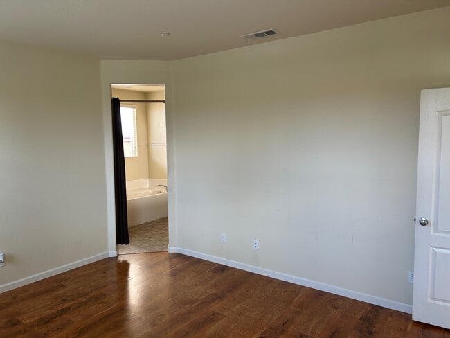 Building Photo - 1537 Sycamore Dr