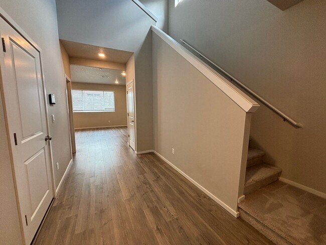 Building Photo - Beautiful 4 Bed/2.5 Bath Plus Office with ...