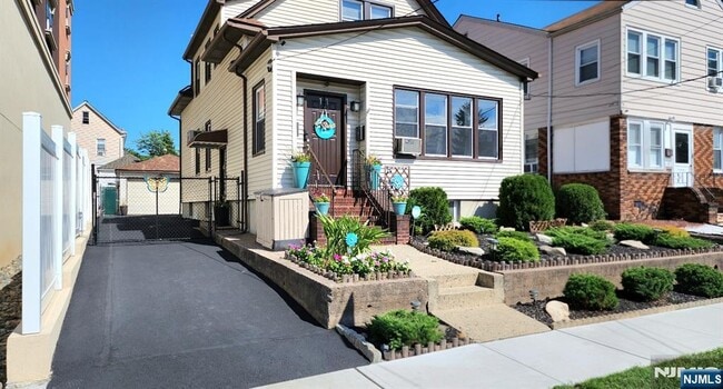 Building Photo - 11 Banta Ave