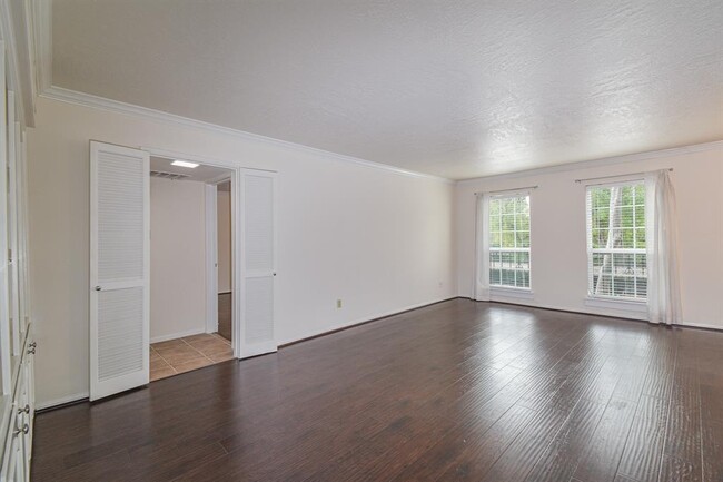 Building Photo - 351 N Post Oak Ln