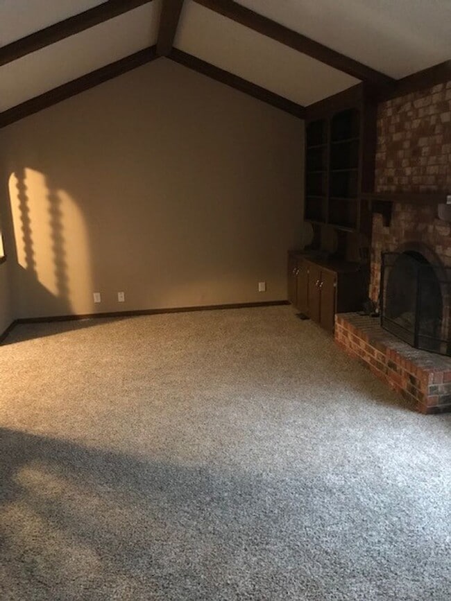 Building Photo - 3 bedroom 2 bath home