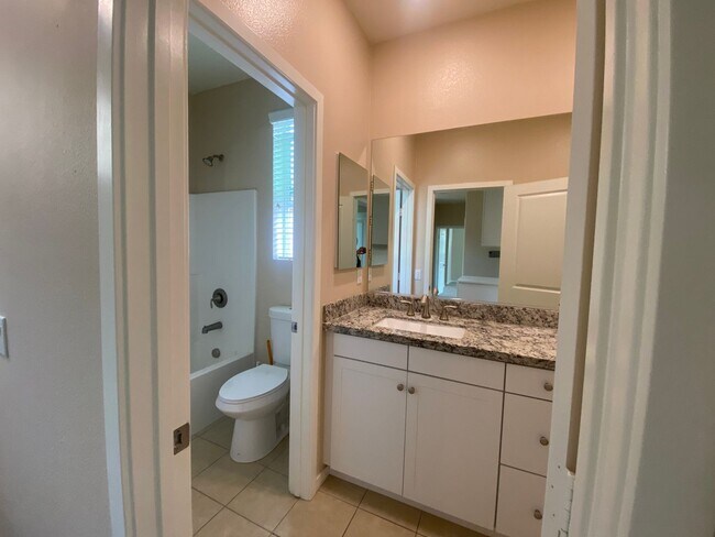 Building Photo - 4 Bedroom Town Home in Willow Heights Diam...
