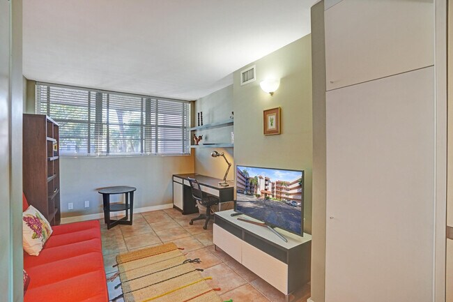 Building Photo - 1831 Sabal Palm Dr